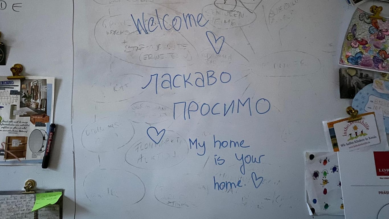 Ein Whiteboard im Gästezimmer: Die Dankbarkeit der ukrainischen Frauen trifft auf die Willkommenskultur von Nietmann.