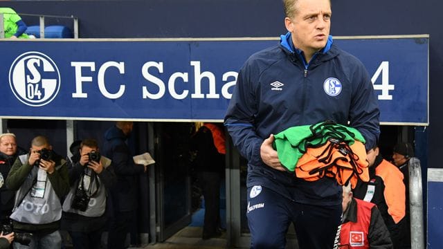 Hat nach der Beurlaubung von Dimitrios Grammozis als Cheftrainer des FC Schalke 04 übernommen: Mike Büskens.