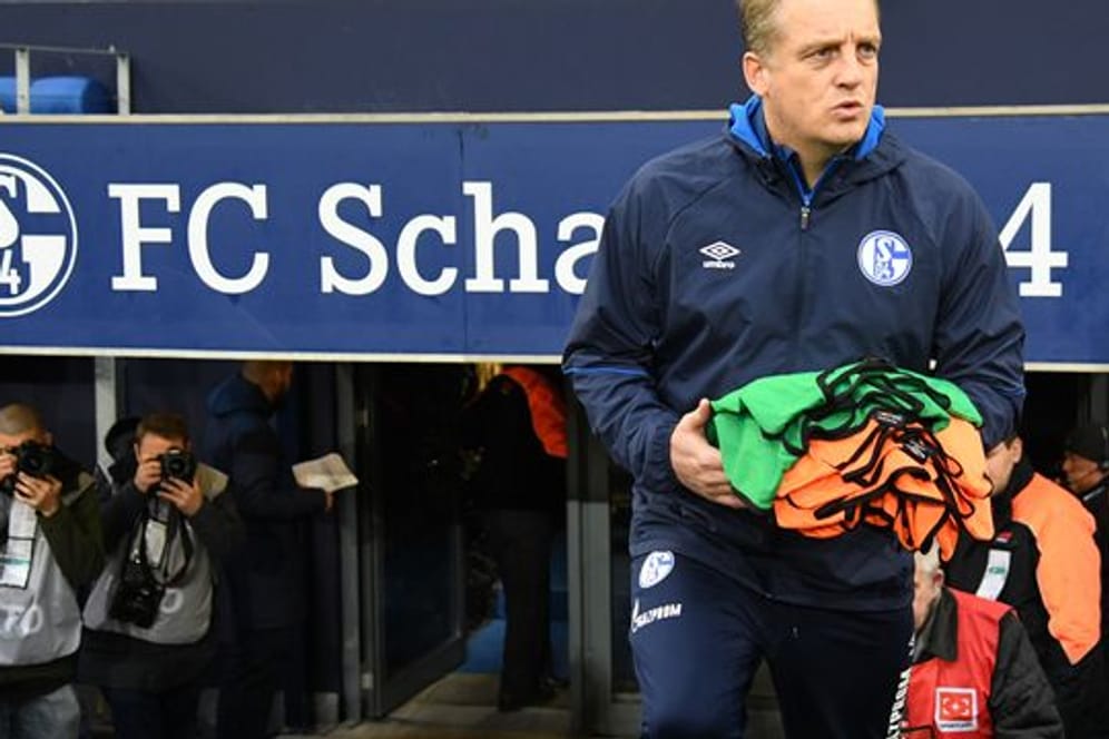 Hat nach der Beurlaubung von Dimitrios Grammozis als Cheftrainer des FC Schalke 04 übernommen: Mike Büskens.