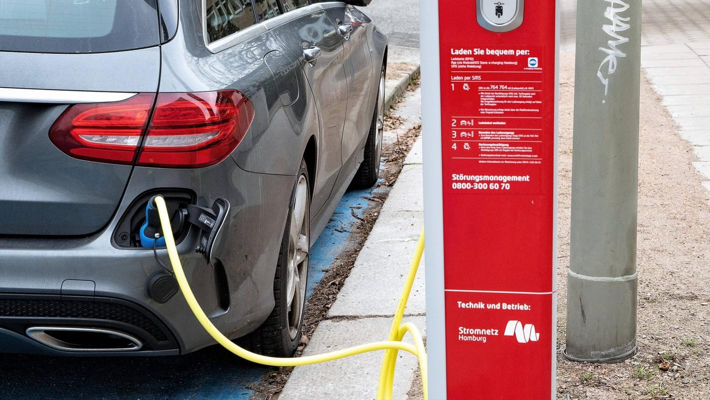 Ein Elektroauto wird an einer Ladesäule in Hamburg aufgeladen (Symbolbild): Um 69 Prozent werden die Preise gesteigert. Ein Elektroauto wird an einer Ladesäule in Hamburg aufgeladen (Symbolbild): Um 69 Prozent werden die Preise gesteigert.