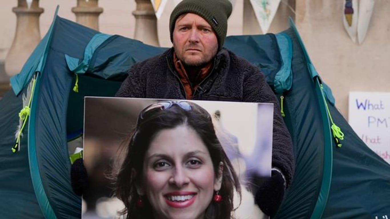 Nazanin Zaghari-Ratcliffes Ehemann Richard Ratcliffe hält bei einem Protest in London im vergangenen November das Foto seiner Frau in den Händen.