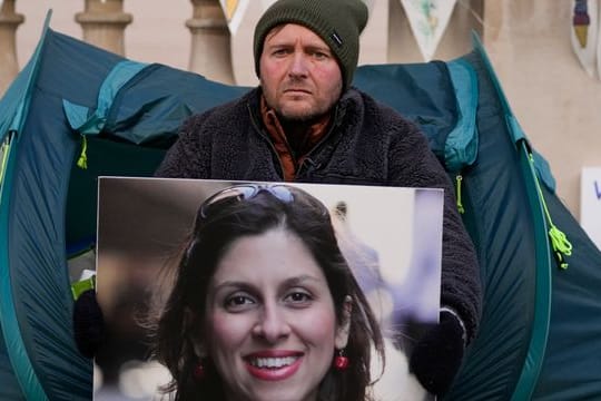 Nazanin Zaghari-Ratcliffes Ehemann Richard Ratcliffe hält bei einem Protest in London im vergangenen November das Foto seiner Frau in den Händen.