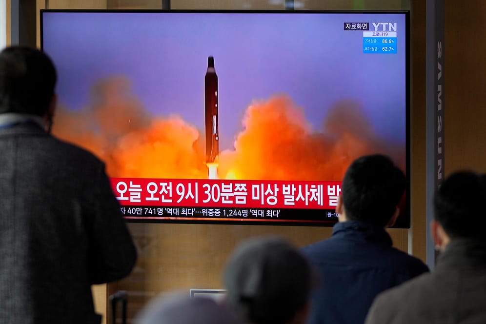 Menschen in Südkorea schauen eine Nachrichtensendung über Nordkoreas Rakete: Der jüngste nordkoreanische Raketenstart am Mittwoch ist nach Angaben des südkoreanischen Militärs offenbar fehlgeschlagen.