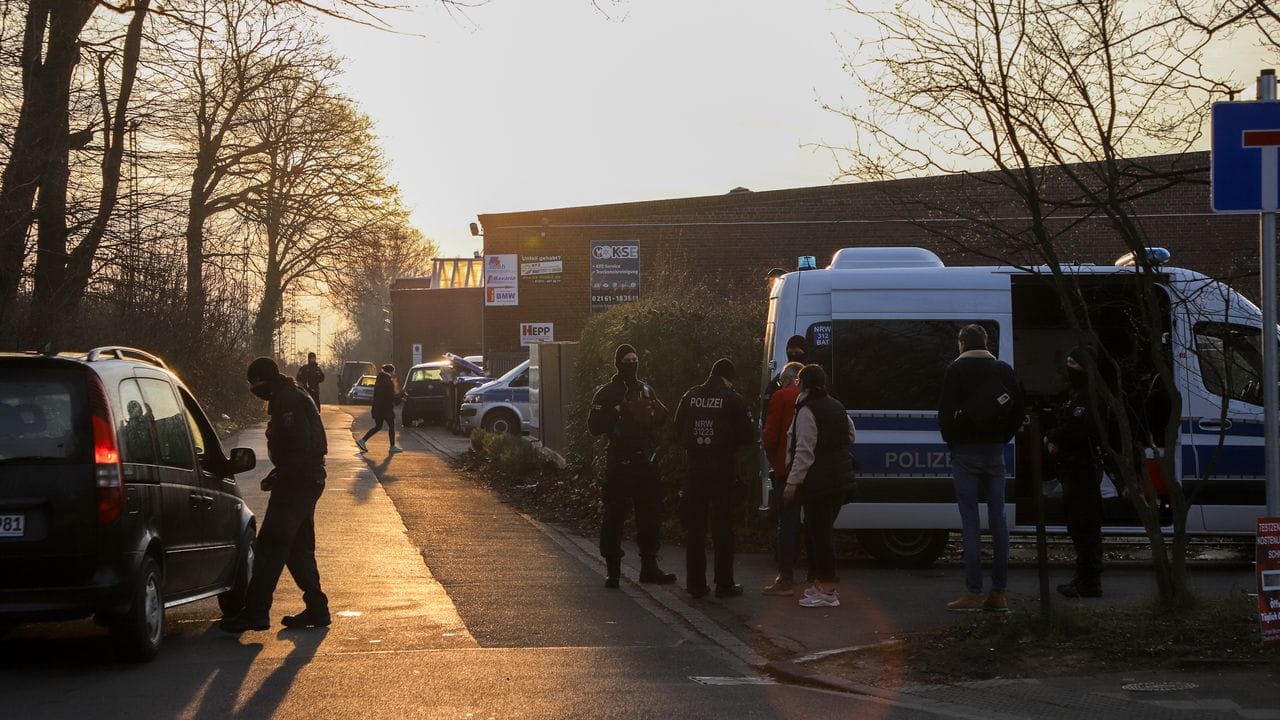 Polizeieinsatz in Mönchengladbach im Rahmen der Drogen-Razzia. Polizeieinsatz in Mönchengladbach im Rahmen der Drogen-Razzia.
