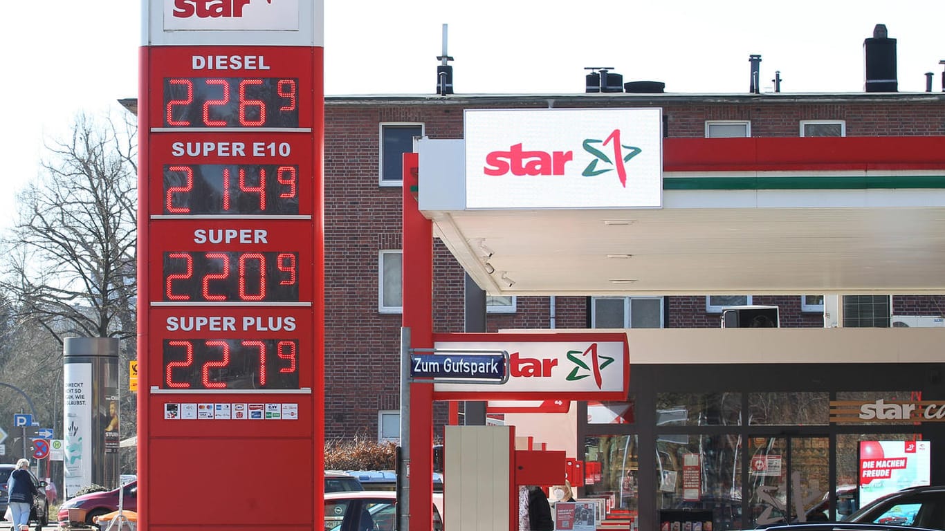 Eine elektronische Preistafel vor einer Tankstelle (Symbolbild): In Hamburg sind die Preise dramatisch in die Höhe geschnellt.