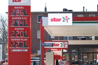 Eine elektronische Preistafel vor einer Tankstelle (Symbolbild): In Hamburg sind die Preise dramatisch in die Höhe geschnellt.