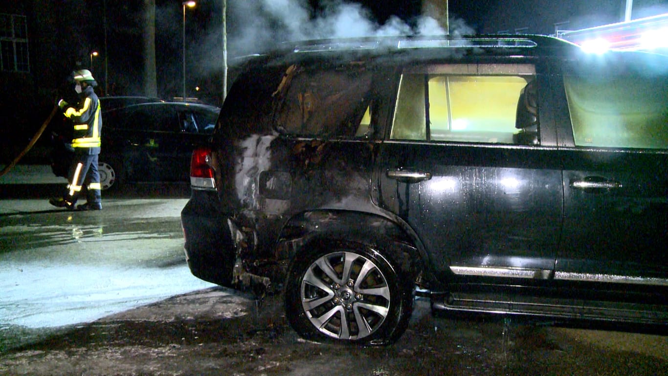 Brennendes Auto in Krefeld: Der Wagen hatte ein ukrainisches Kennzeichen und soll einer geflüchteten Familie gehört haben.