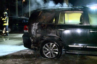 Brennendes Auto in Krefeld: Der Wagen hatte ein ukrainisches Kennzeichen und soll einer geflüchteten Familie gehört haben.
