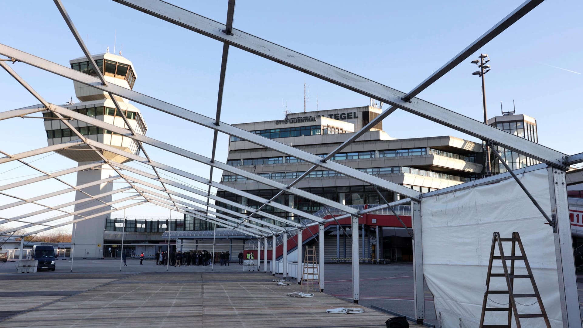 Im früheren Flughafen Tegel entsteht ein Ankunftszentrum für ukrainische Kriegsflüchtlinge (Archivbild): Die Bundeswehr unterstützt das Land Berlin in dem neuen Ankunftszentrum.