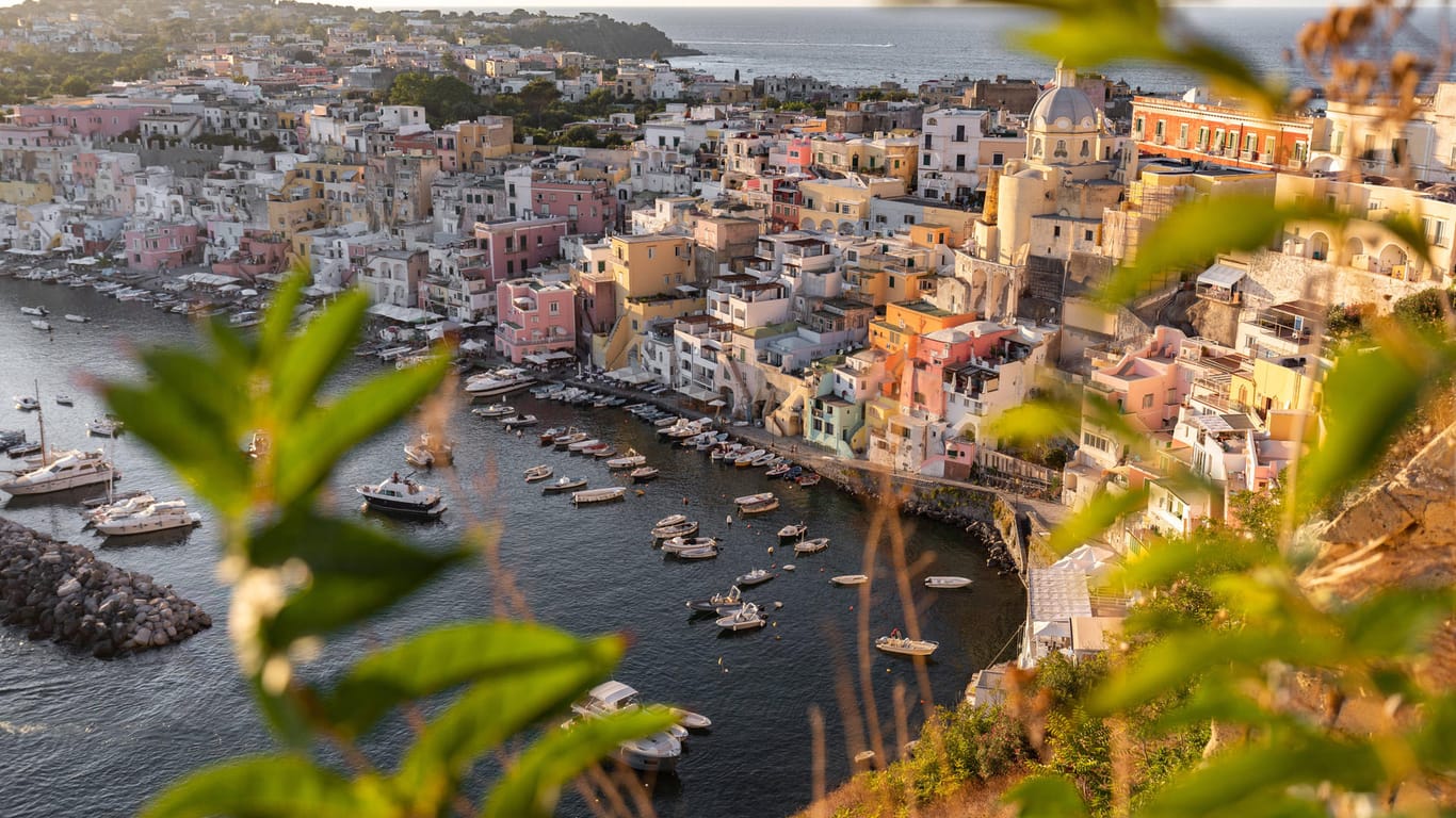 Italienische Kulturhauptstadt: Abseits der Menschenmengen von Capri lohnt es sich auch die bunte Insel Procida zu besuchen.