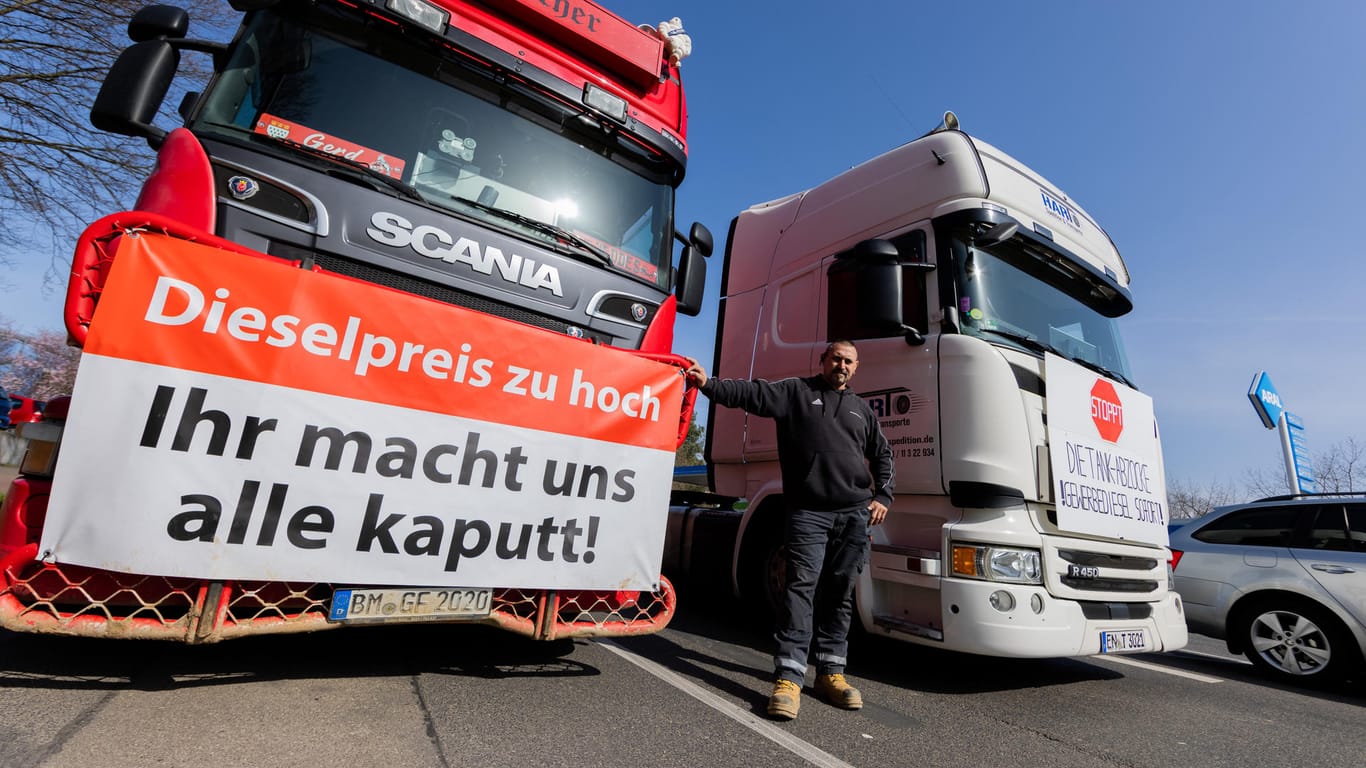 Organisator Gerd Fischer versammelt sich mit anderen zu einer Demonstration gegen die aktuellen Kraftstoffpreise: Die Lkw-Fahrer wollen ihren Protest auf den Autobahnen fortsetzen.