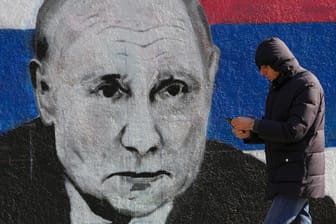 Ein Wandgemälde zeigt Wladimir Putin: Die Mehrheit der Deutschen sieht in dem russischen Präsidenten keine Gefahr für das eigene Land.