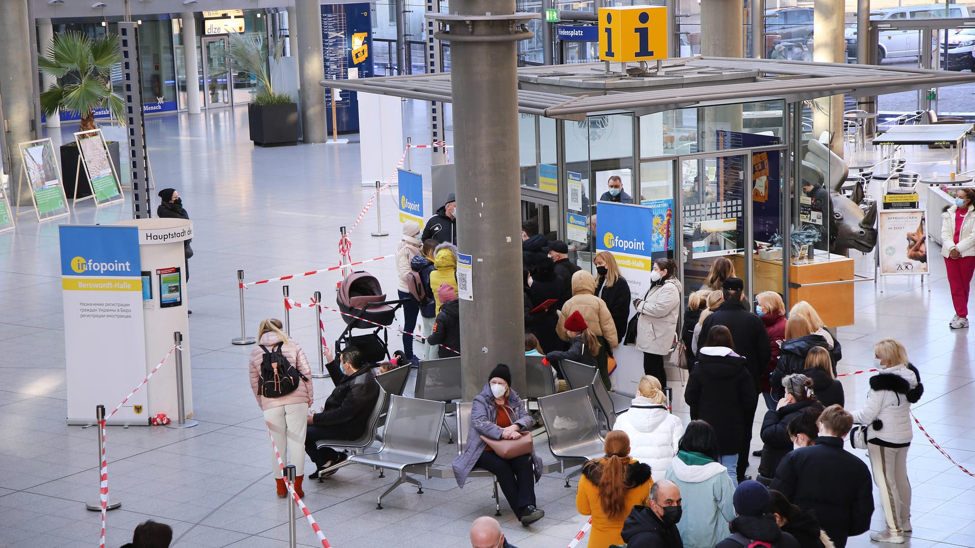 In der zentral gelegenen Bersworthhalle hat die Stadt Dortmund einen Infopoint für die ukrainischen Flüchtlinge eingerichtet: Hier bekommen sie erste Informationen über notwendige Formalitäten.