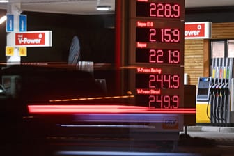 Preistafel an einer Tankstelle in Bayern (Symbolbild): Die Spritpreise sind trotz fallender Ölpreise aktuell besonders hoch.