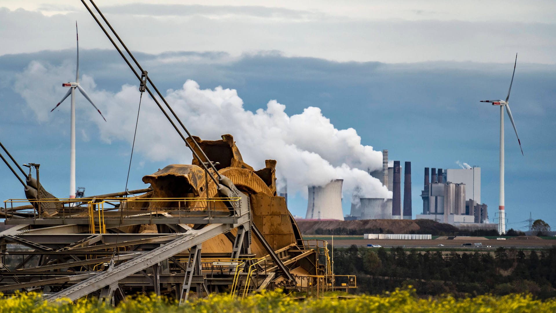 Ein Schaufelradbagger an der Tagebaukante beim Ort Lützerath in NRW: Ein Block vom Kraftwerk Neurath sollte eigentlich am 1. April vom Netz gehen.