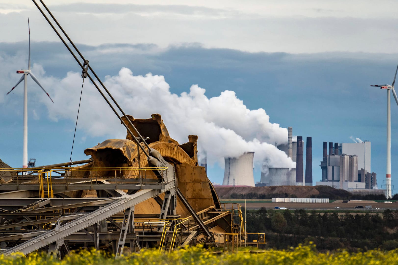 Ein Schaufelradbagger an der Tagebaukante beim Ort Lützerath in NRW: Ein Block vom Kraftwerk Neurath sollte eigentlich am 1. April vom Netz gehen.