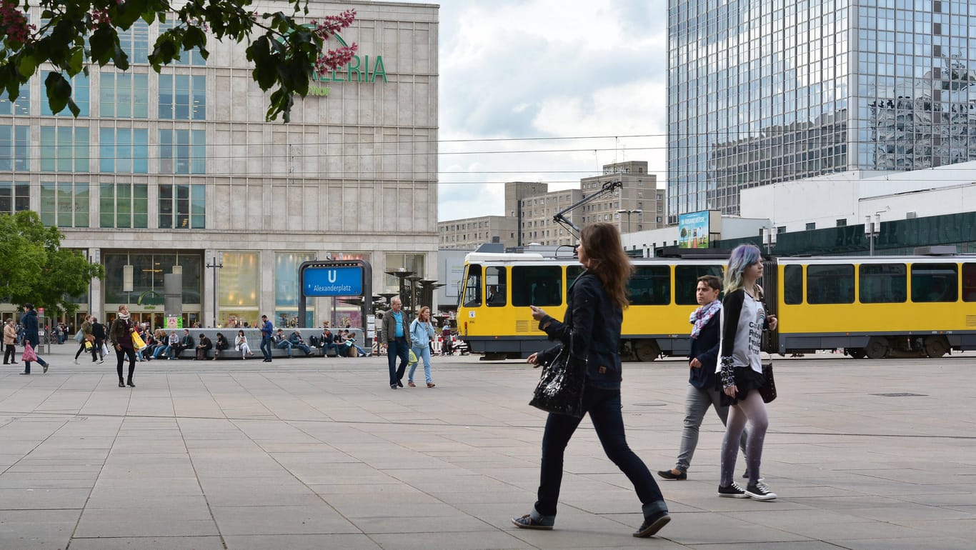 Menschen am Alexanderplatz (Archivbild): Hier zündete sich am Mittwoch ein Mensch selbst an.