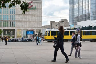 Menschen am Alexanderplatz (Archivbild): Hier zündete sich am Mittwoch ein Mensch selbst an.