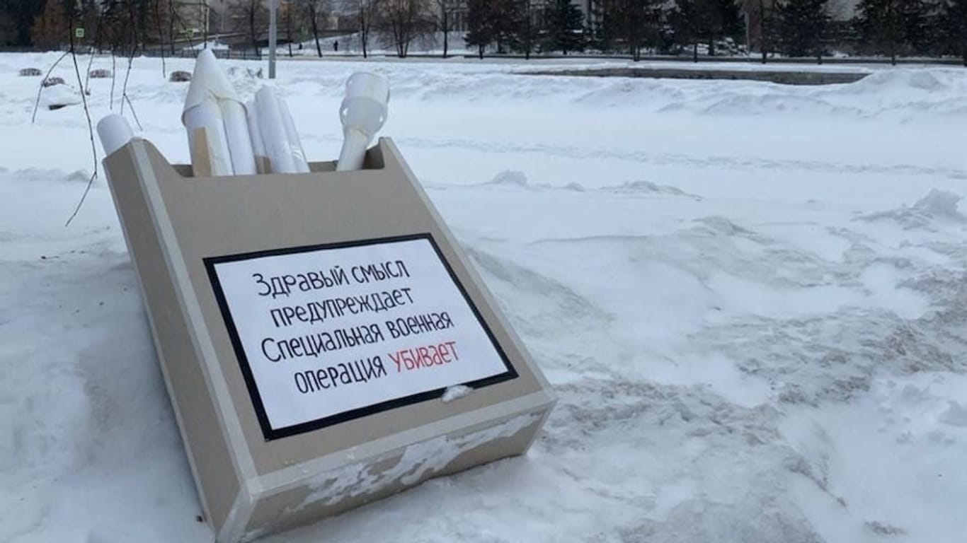 Warnhinweis auf Raketenschachtel: Der Künstler Pavel stellte die Installation in Sichtweite zu Regierungsgebäuden auf, schrieb die Warnung, dass Militäreinsätze töten.