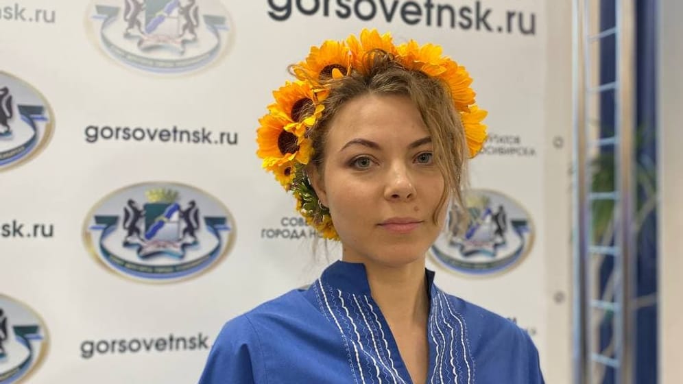 Helga Pirogowa: Die Abgeordnete des Nowosibirsker Stadtparlaments sollte wegen ihres Farbcodes die Sitzung verlassen. (Quelle: Twitter/hellpad)