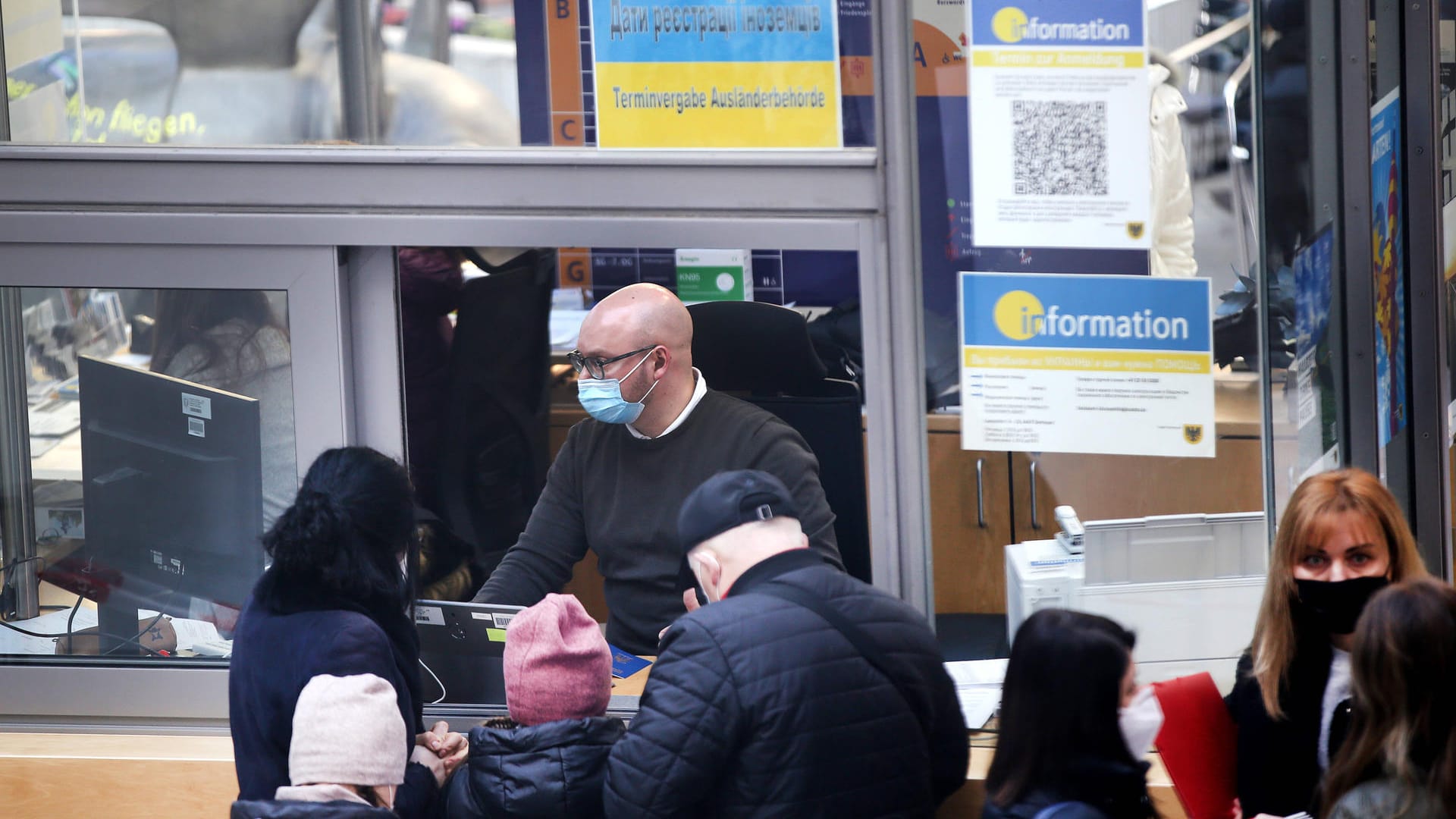 Flüchtlinge in der Bersworthhalle: Dort können Fragen zur Unterkunft, zu finanziellen Hilfen, zur Krankenhilfe und zur sozialen Betreuung besprochen werden.