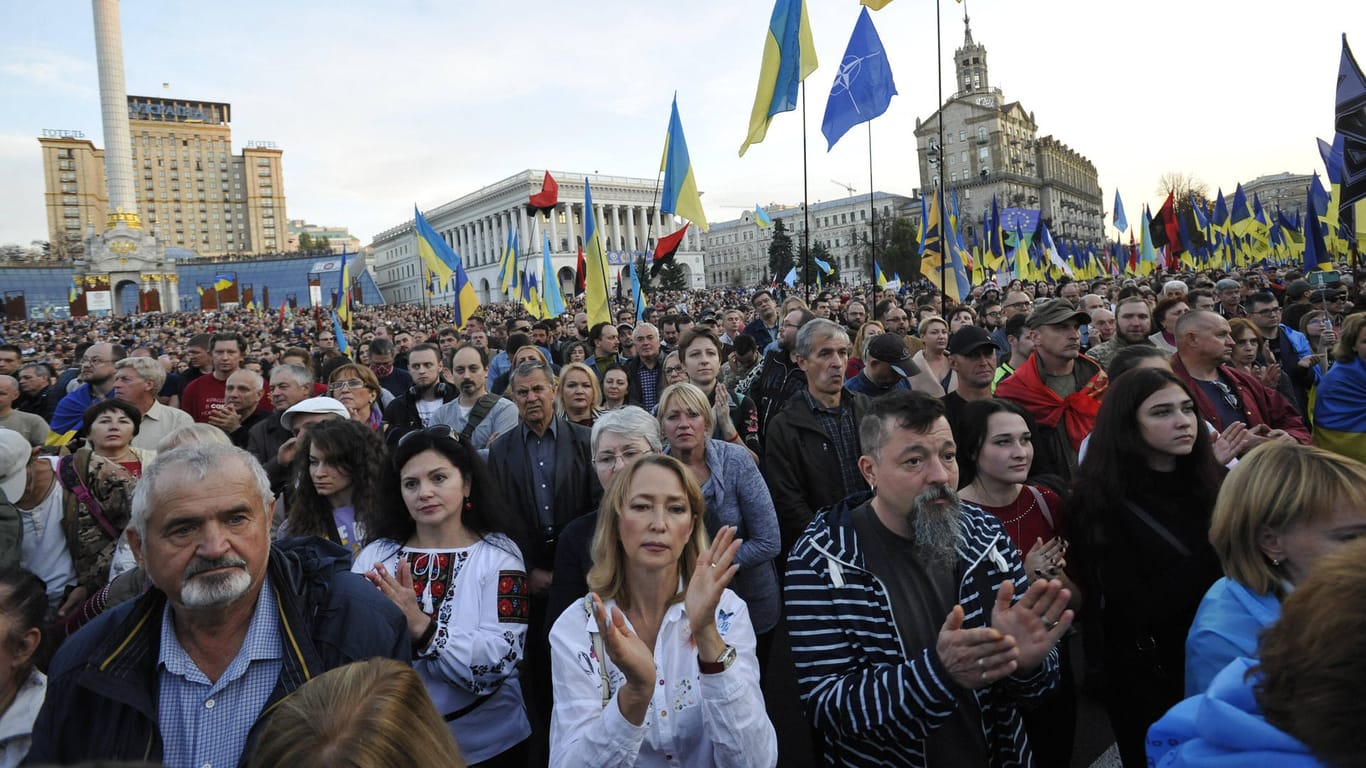 Proteste in Kiew gegen die Verabschiedung der "Steinmeier-Formel": Am Unabhängigkeitsdenkmal im Hintergrund haben sich Arieva und Fursin kennengelernt.