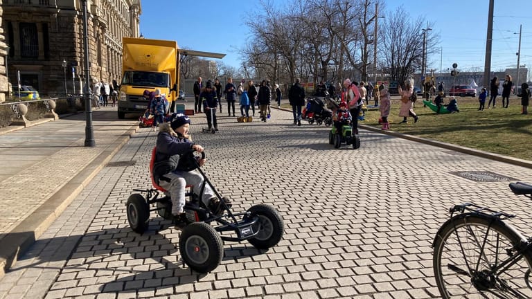 Geflüchtete ukrainische Kinder vor dem Leipziger Rathaus: Wie gehts weiter mit der Schule?