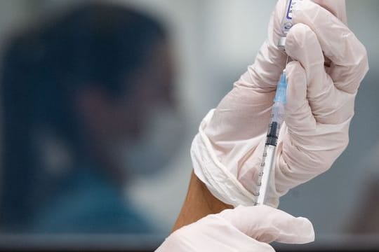 Bei Bedarf soll die Produktion von Corona-Impfstoffen hierzulande schnell hochgefahren werden können.