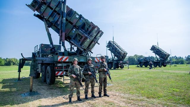 Soldaten der Flugabwehrraketengruppe 21 der Luftwaffeüben den Aufbau einer Luftverteidigungsstellung.