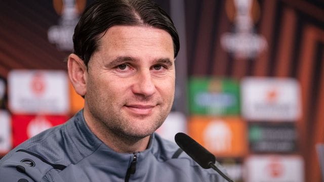 Leverkusens Trainer Gerardo Seoane auf der Pressekonferenz zum Europa-League-Rückspiel gegen Atalanta Bergamo. Leverkusens Trainer Gerardo Seoane auf der Pressekonferenz zum Europa-League-Rückspiel gegen Atalanta Bergamo.