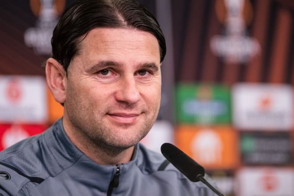 Leverkusens Trainer Gerardo Seoane auf der Pressekonferenz zum Europa-League-Rückspiel gegen Atalanta Bergamo.