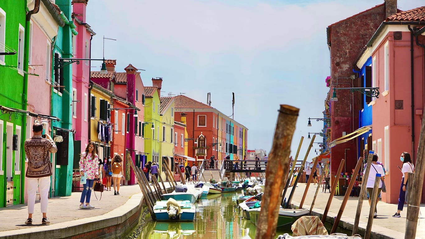 Burano: Die malerische Insel vor Venedig ist mit ihren bunten Fischerhäusern und vielen gemütlichen Restaurants eine echte Empfehlung für den nächsten Urlaub in Venezien.