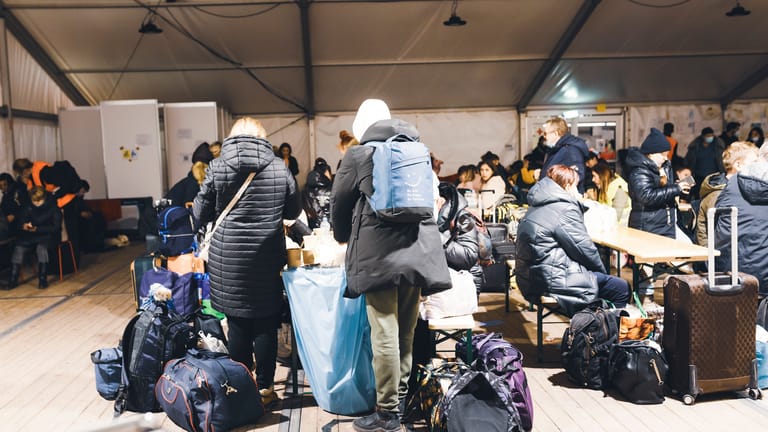 Blick in das Flüchtlingszelt am Berliner Hauptbahnhof: Viele Geflüchtete wollen schnellstmöglich zurück in die Ukraine.