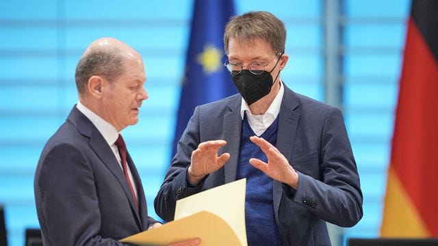 Wie geht es weiter mit den Corona-Maßnahmen? Kanzler Scholz und Gesundheitsminister Lauterbach sprechen am Rande der Kabinettssitzung.