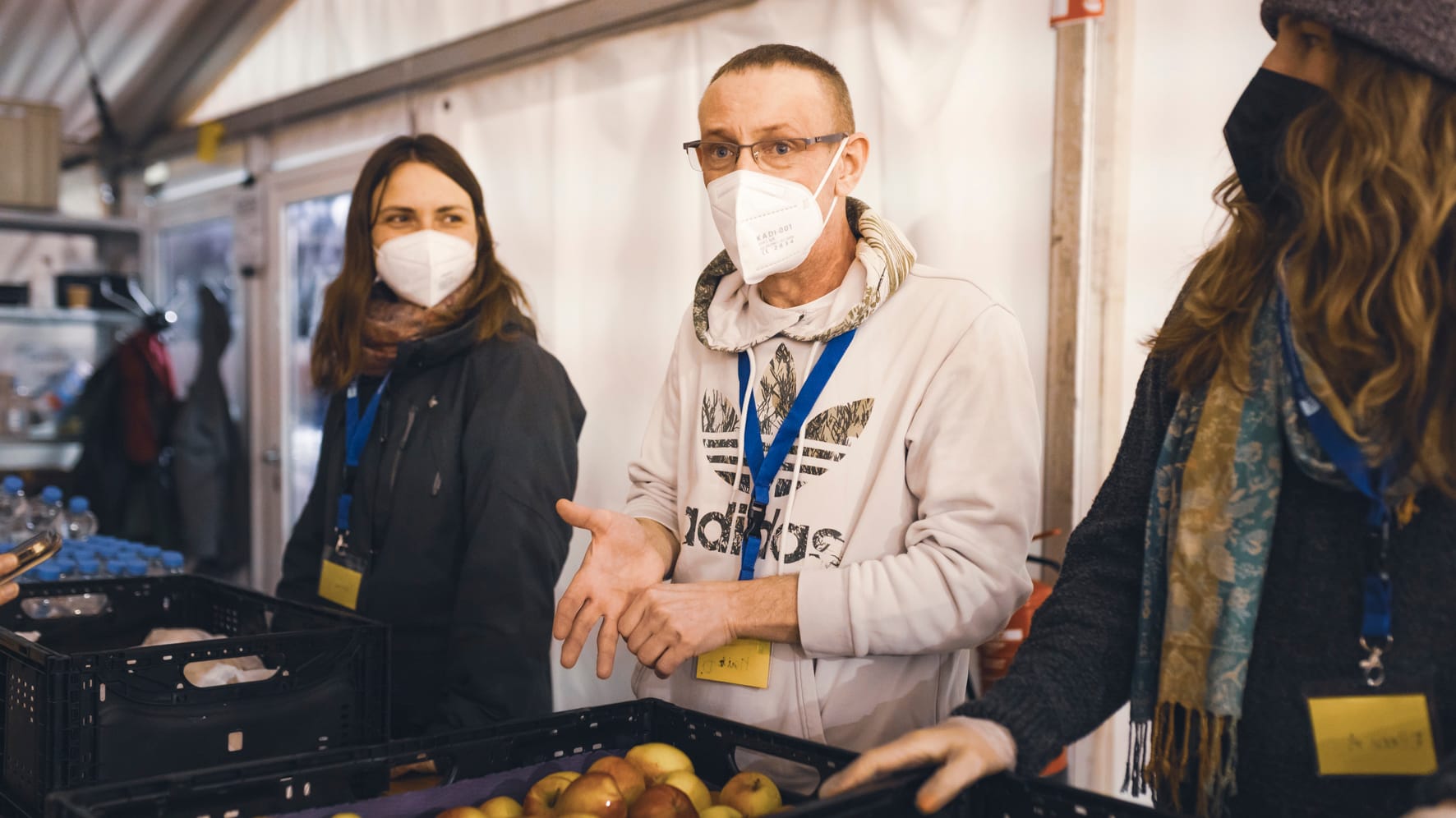 Sarah Leistner, Maik Danier und Eileen Abert im Zelt der Berliner Stadtmission: Sie packen als freiwillige Helfer mit an.