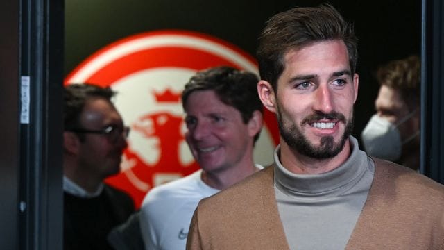 Frankfurts Torwart Kevin Trapp (r) und Trainer Oliver Glasner (M) bei der Pressekonferenz vor dem Spiel gegen Betis Sevilla.