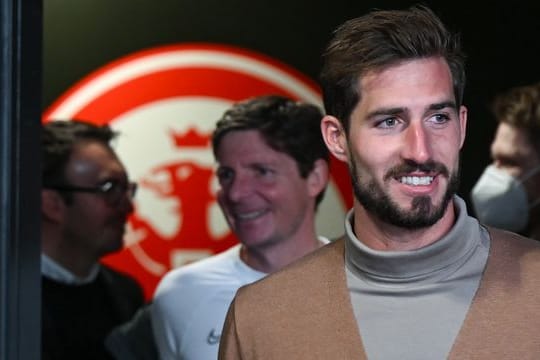 Frankfurts Torwart Kevin Trapp (r) und Trainer Oliver Glasner (M) bei der Pressekonferenz vor dem Spiel gegen Betis Sevilla.