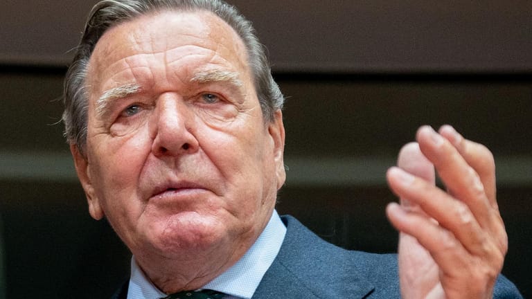 Gerhard Schröder: Der ehemalige Bundeskanzler und SPD-Politiker muss sich unangenehmen Fragen stellen.