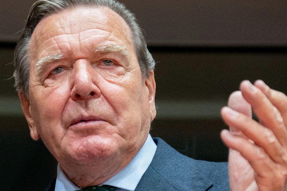 Gerhard Schröder: Der ehemalige Bundeskanzler und SPD-Politiker muss sich unangenehmen Fragen stellen.
