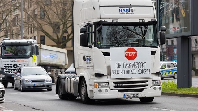 LKW-Fahrer demonstrieren gegen Kraftstoffpreise