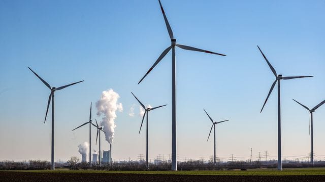 Braunkohlekraftwerk hinter Windrädern