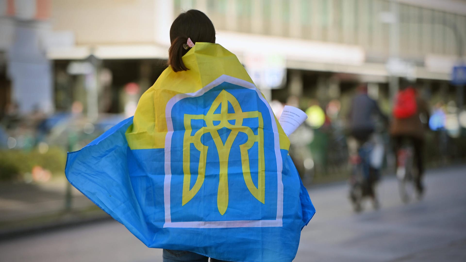 Eine Frau mit einer ukrainischen Flagge in München (Symbolbild): Viele Menschen aus der Ukraine flüchten derzeit vor dem Krieg, auch nach München. Eine Frau mit einer ukrainischen Flagge in München (Symbolbild): Viele Menschen aus der Ukraine flüchten derzeit vor dem Krieg, auch nach München.