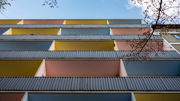 Ein Wohnhaus im Berliner Stadtteil Charlottenburg: Zwei Drittel aller Gebäudefassaden in der Bundesrepublik sind noch immer nicht ausreichend wärmegedämmt.