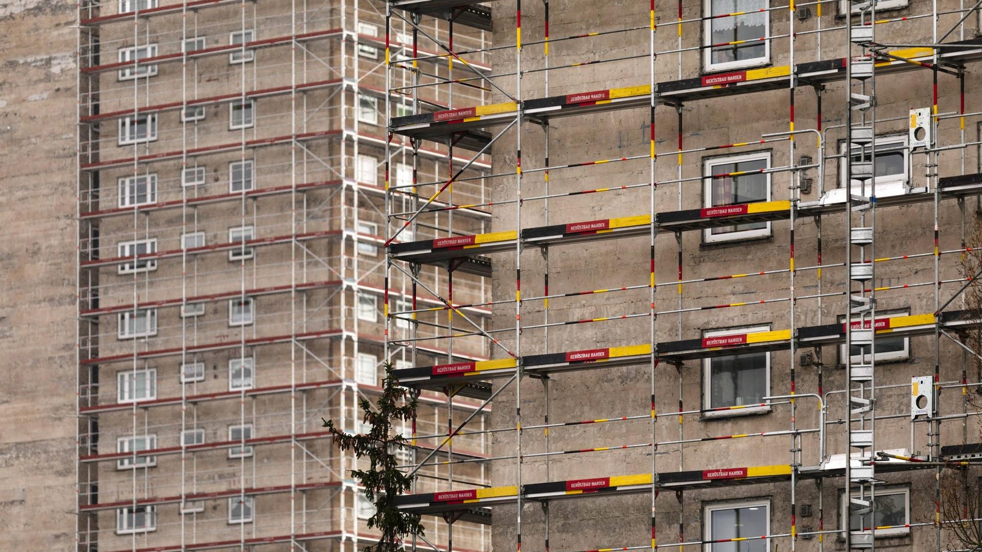 Ein Plattenbau am Rand von Nürnberg wird saniert: Es geht im Schneckentempo voran – die Sanierungsquote in Deutschland liegt bei knapp 1 Prozent pro Jahr.