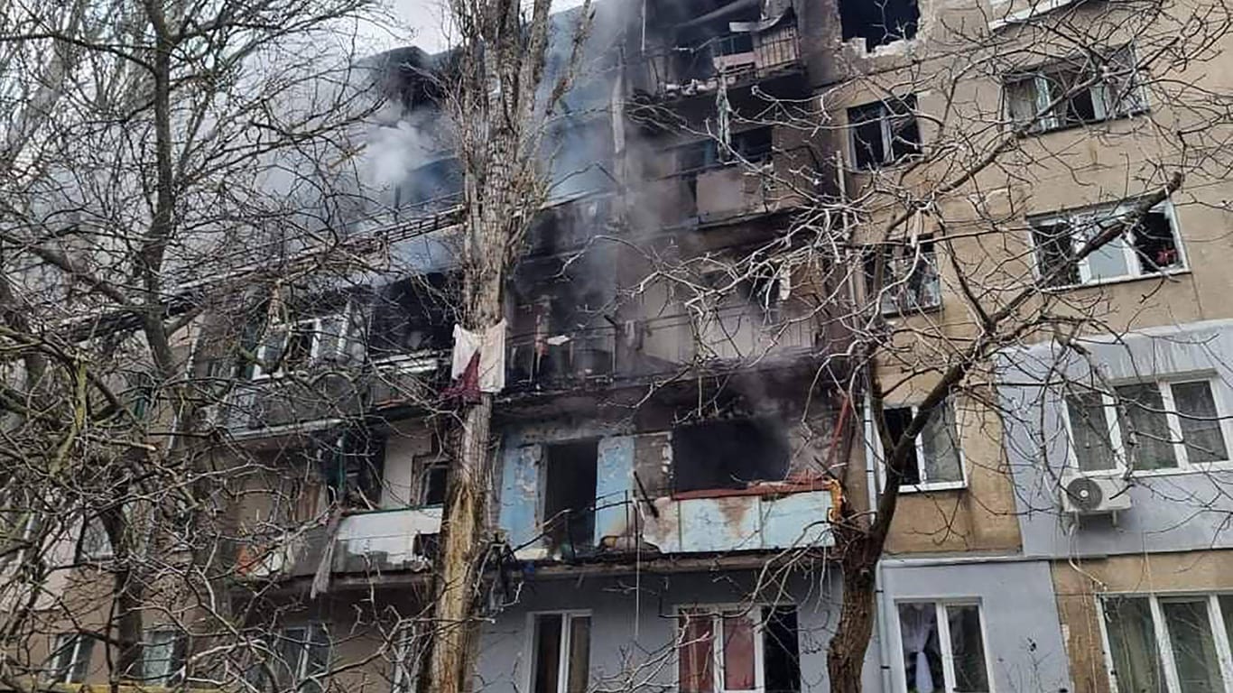 Feuerwehrmänner löschen ein Wohnhaus in der ukrainischen Stadt Mykolaiv nach einem Raketeneinschlag: Der fortdauernde Krieg scheint bei einigen im Wirtschafts- und Klimaministerium für Ungeduld zu sorgen.