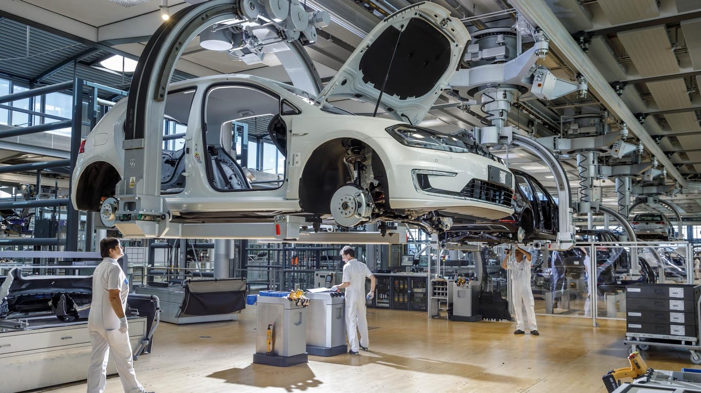 In Produktion (Symbolbild): Für den Bau eines E-Autos brauchen die Autobauer voraussichtlich deutlich weniger Personal – hier könnten einige Arbeitsplätze langfristig entfallen.