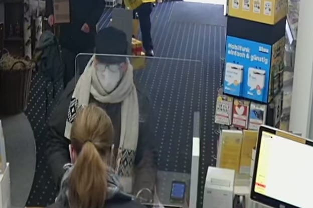 Das Bild einer Überwachungskamera zeigt einen Mann, der in einer Filiale in Ulm ein Paket aufgibt: Die Polizei verdächtigt den Mann für eine Serie von Paketbomben verantwortlich zu sein und fahndet öffentlich nach ihm.