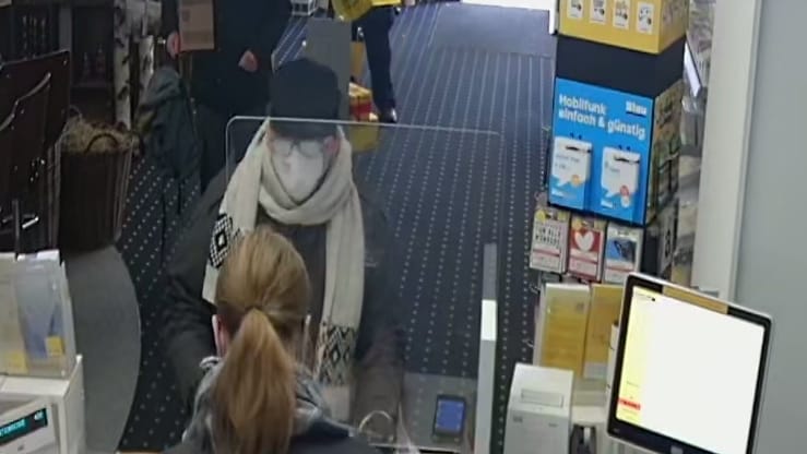 Das Bild einer Überwachungskamera zeigt einen Mann, der in einer Filiale in Ulm ein Paket aufgibt: Die Polizei verdächtigt den Mann für eine Serie von Paketbomben verantwortlich zu sein und fahndet öffentlich nach ihm. Das Bild einer Überwachungskamera zeigt einen Mann, der in einer Filiale in Ulm ein Paket aufgibt: Die Polizei verdächtigt den Mann für eine Serie von Paketbomben verantwortlich zu sein und fahndet öffentlich nach ihm.