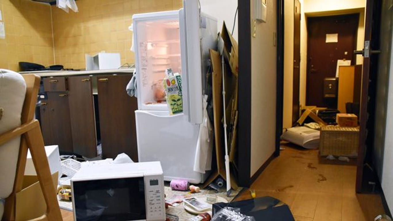 Möbel und Elektrogeräte liegen nach dem Erdbeben verstreut in einer Wohnung in Fukushima.