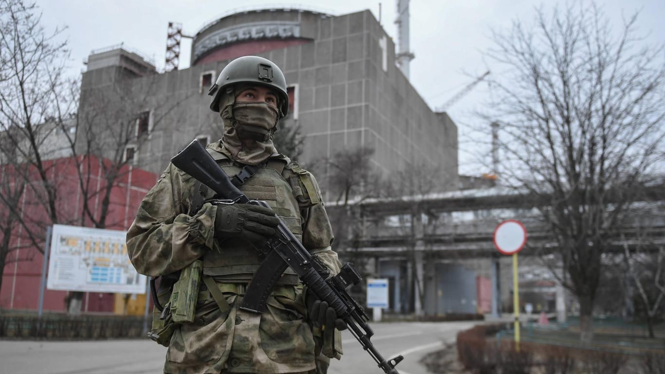 Ein russischer Soldat vor dem Atomkraftwerk Saporischschja: Ein Angriff auf ein Atomkraftwerk gilt als Kriegsverbrechen.